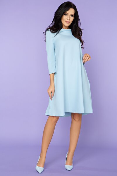 Błękitna sukienka z ozdobnym dekoltem na plecach