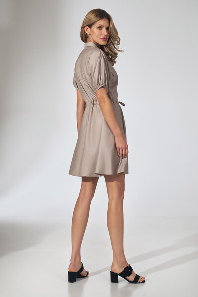 Kimonowa sukienka w beżowym kolorze z kołnierzykiem