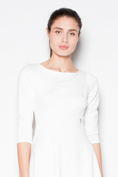 Rozkloszowana sukienka mini z rękawem 3/4 w kolorze ecru