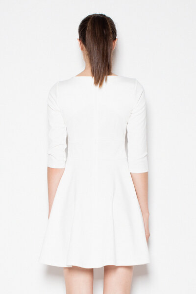 Rozkloszowana sukienka mini z rękawem 3/4 w kolorze ecru