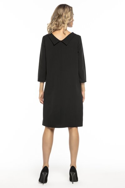 Czarna sukienka z kołnierzem na plecach