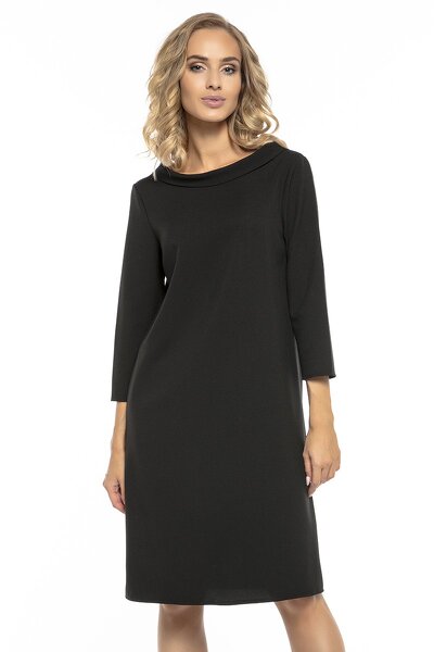 Czarna sukienka z kołnierzem na plecach