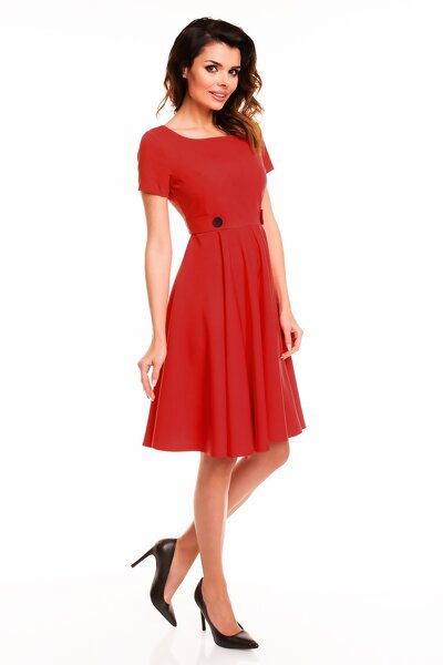 Koktajlowa czerwona sukienka o fasonie rozkloszowanym