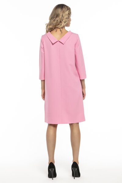 Różowa sukienka z kołnierzem na plecach