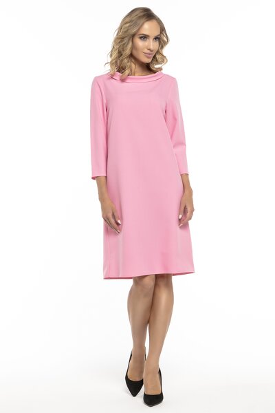Różowa sukienka z kołnierzem na plecach