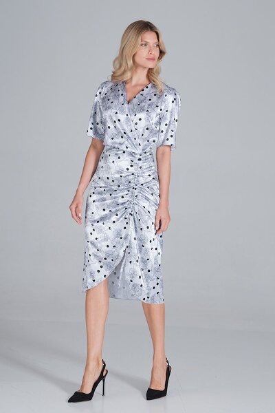 Koktajlowa satynowa sukienka z kopertowym dekoltem