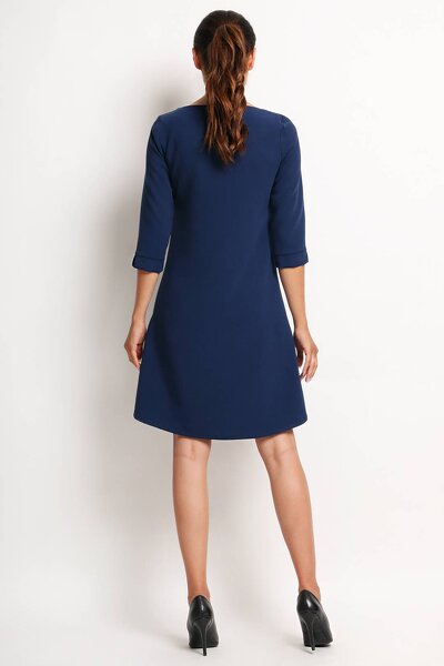 Koktajlowa sukienka w granatowym kolorze z dłuższym tyłem