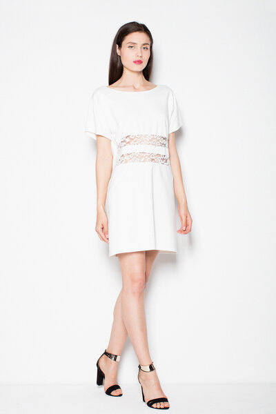 Luźna sukienka z prześwitującymi paskami pod biustem