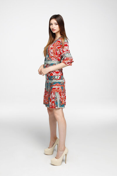 Kolorowa sukienka przed kolano