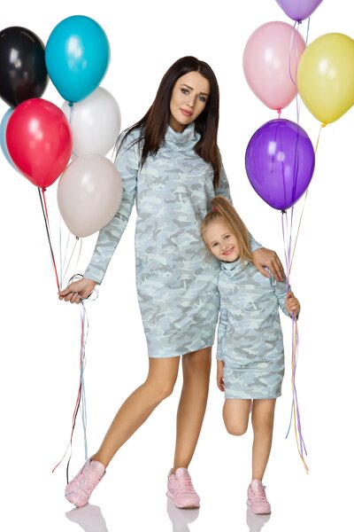 Sportowa sukienka z kominem w kolorze seledynowym