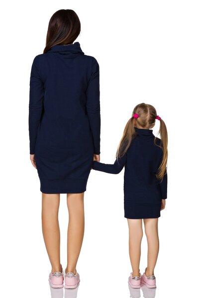 Sportowa sukienka z kominem w granatowym kolorze