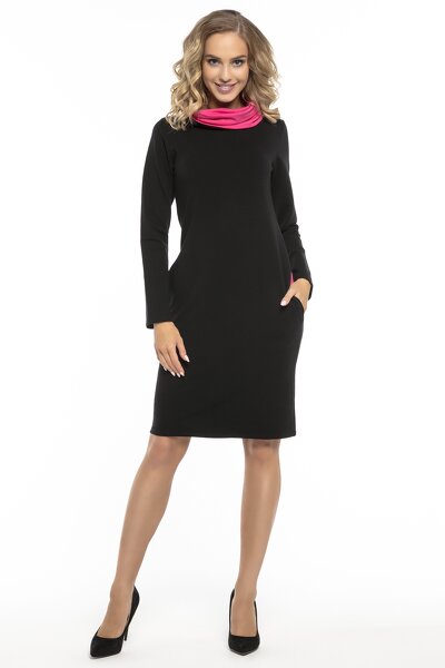 Czarna sukienka z kontrastowym kominem