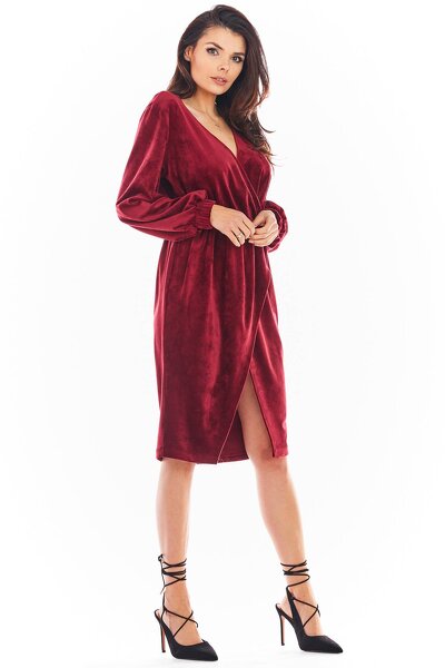 Kopertowa bordowa sukienka uszyta z weluru