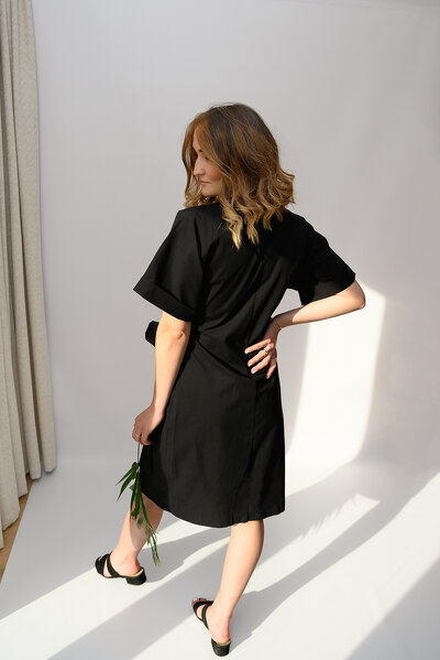 Kopertowa czarna sukienka wiązana w pasie