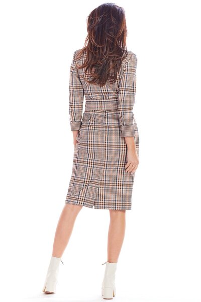 Kopertowa sukienka w brązową kratkę o dopasowanym fasonie