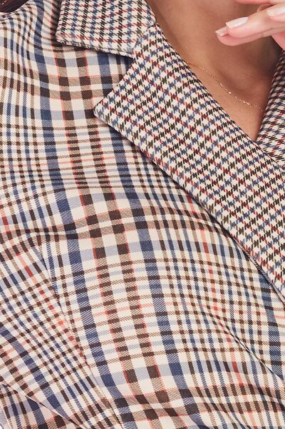 Kopertowa sukienka w brązową kratkę o dopasowanym fasonie