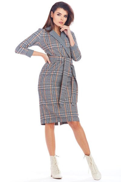 Kopertowa sukienka w granatową kratkę o dopasowanym fasonie