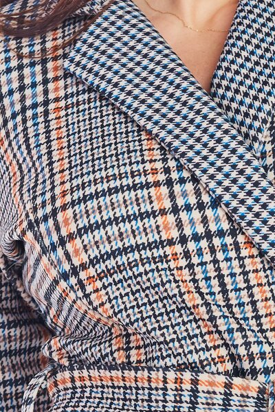 Kopertowa sukienka w granatową kratkę o dopasowanym fasonie