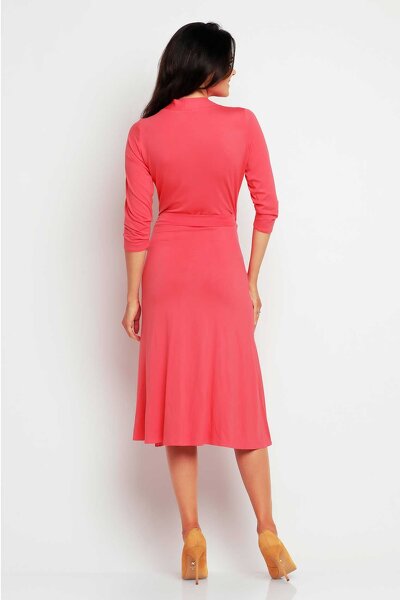 Kopertowa sukienka w kolorze koral