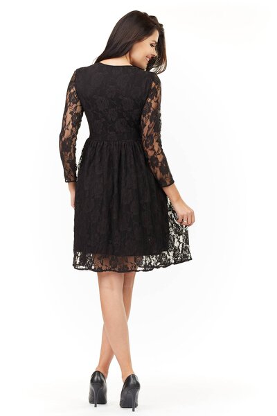 Koronkowa czarna sukienka o rozkloszowanym fasonie