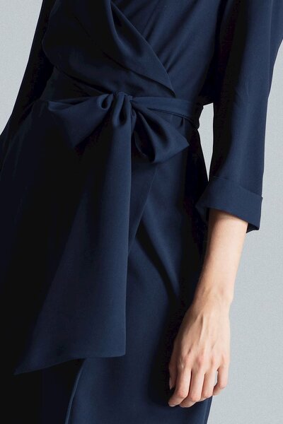 Granatowa koszulowa sukienka wiązana w pasie