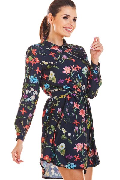 Koszulowa granatowa sukienka ozdobiona kwiatami
