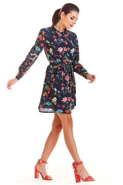 Koszulowa granatowa sukienka ozdobiona kwiatami