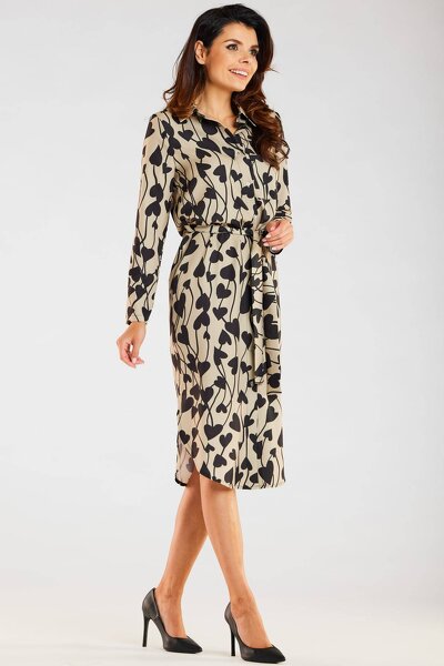Koszulowa sukienka w beżowym kolorze z czarnymi sercami