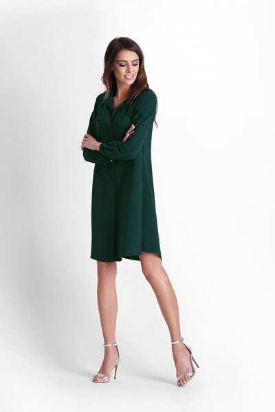 Koszulowa sukienka w zielonym kolorze o luźnym fasonie