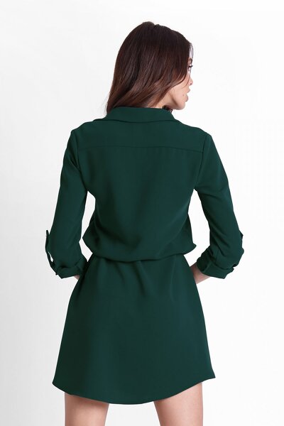 Koszulowa sukienka w zielonym kolorze o luźnym fasonie