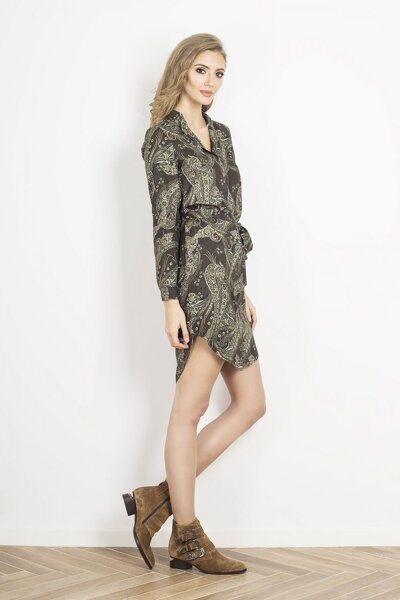 Koszulowa zielona sukienka wiązana w pasie