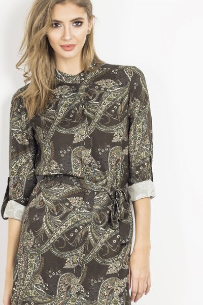 Koszulowa zielona sukienka wiązana w pasie