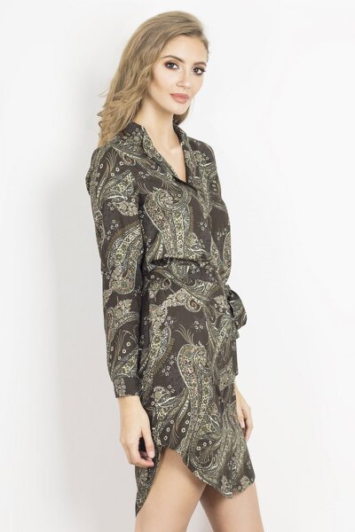 Koszulowa zielona sukienka wiązana w pasie