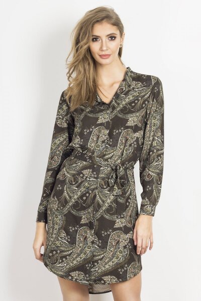 Koszulowa zielona sukienka wiązana w pasie