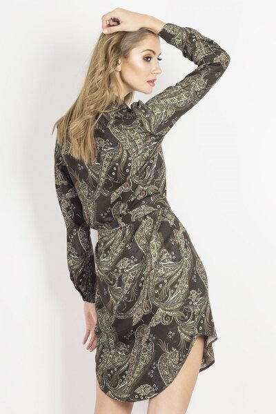 Koszulowa zielona sukienka wiązana w pasie