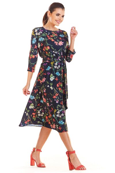 Kwiecista granatowa sukienka o luźnym fasonie i wiązaniu w talii