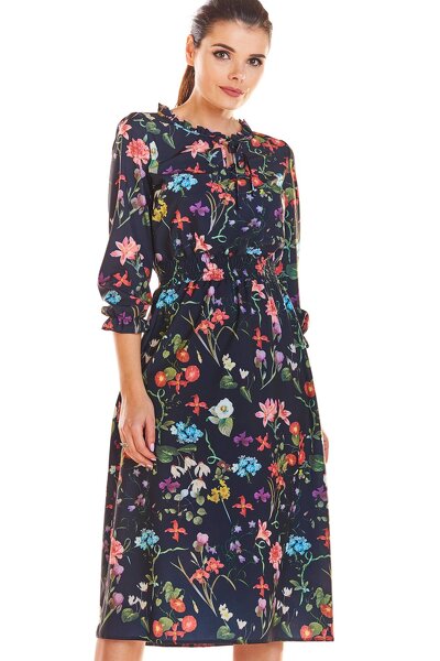 Kwiecista granatowa sukienka o luźnym fasonie z gumką w pasie