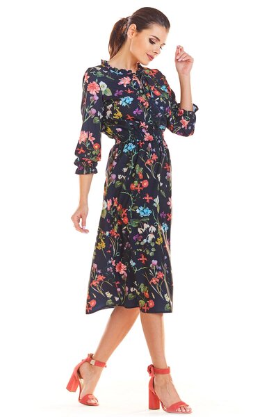 Kwiecista granatowa sukienka o luźnym fasonie z gumką w pasie
