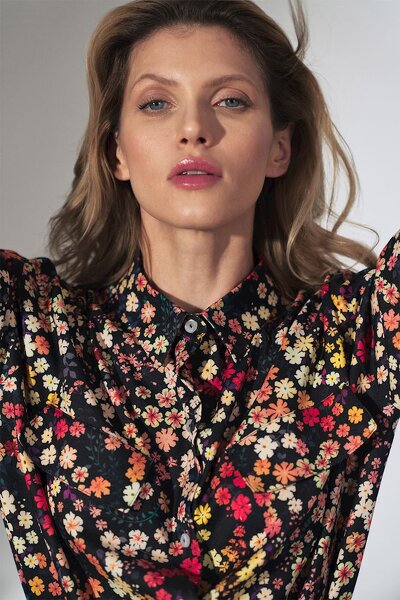 Kwiecista sukienka maxi z kołnierzykiem o koszulowym fasonie