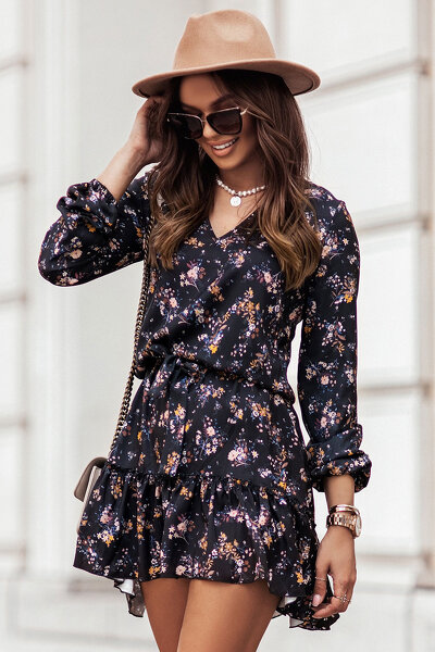 Kwiecista sukienka o lekkim fasonie zakończona ozdobną falbanką