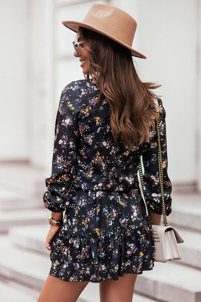 Kwiecista sukienka o lekkim fasonie zakończona ozdobną falbanką