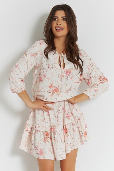 Kwiecista sukienka o luźnym fasonie z okrągłym dekoltem