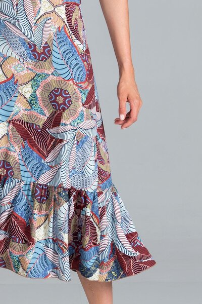 Lekka wzorzysta sukienka z falbanką