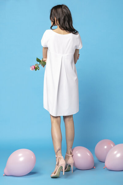 Biała sukienka z kontrafałdą na plecach