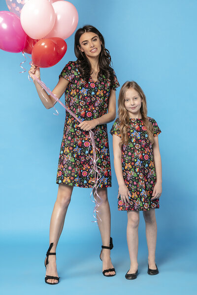 Letnia czarna sukienka we wzór łowicki z krótkim rękawem