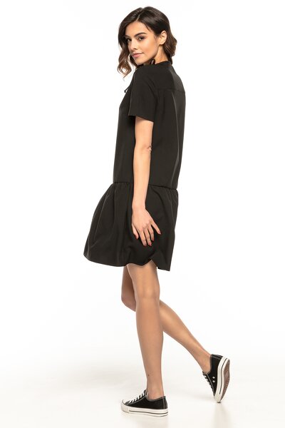 Czarna sukienka z kokardką przy dekolcie