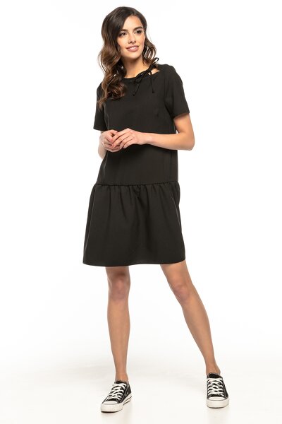 Czarna sukienka z kokardką przy dekolcie