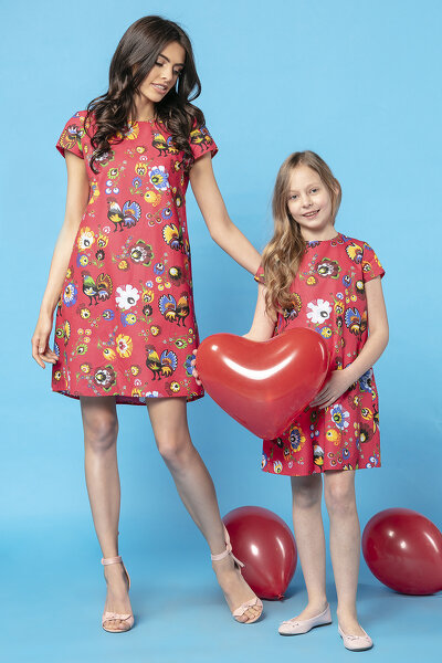 Czerwona sukienka we wzór łowicki