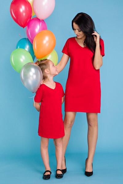 Czerwona sukienka z krótkim rękawem