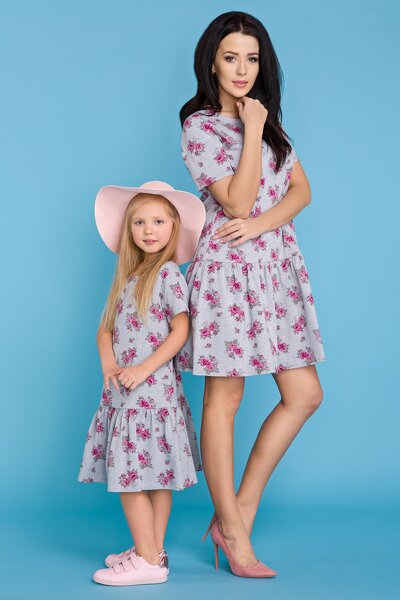 Sukienka z falbaną w kwiaty